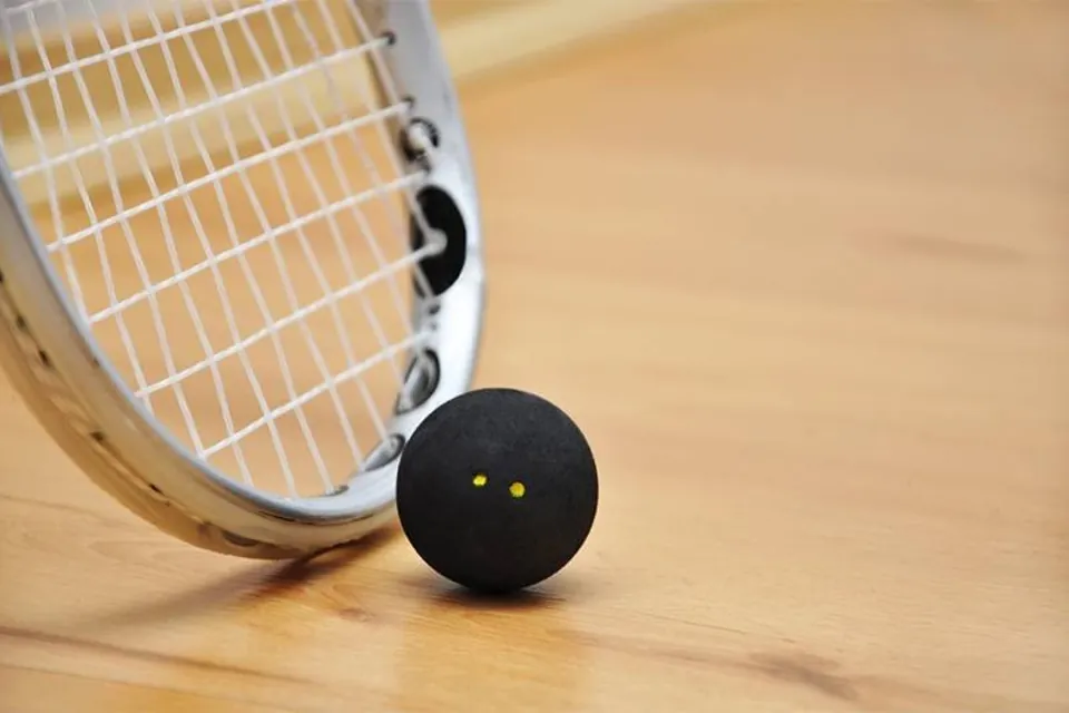 Une raquette et une balle de squash