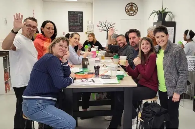 Une matinée au club Sainte-Julie, les membres autour des tables