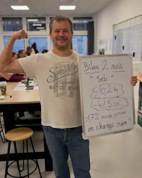 Un membre du club tient l’ardoise de son bilan, au club de Grabels