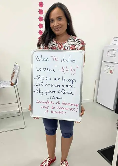 Ardoise de bilan tenue par une membre du club Sainte Julie