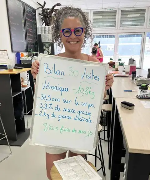 Ardoise de bilan tenue par une membre du club Sainte Julie