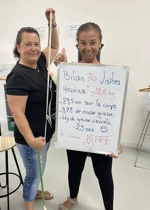 Ardoise de bilan tenue par une membre du club Sainte Julie